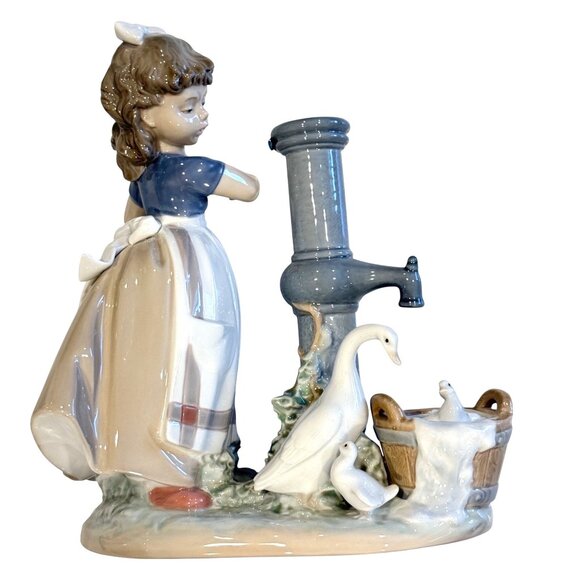 Lladro Figurine Summer on the Farm 5285 Girl at Water Pump with Ducks & Basket - Picture 13 of 16